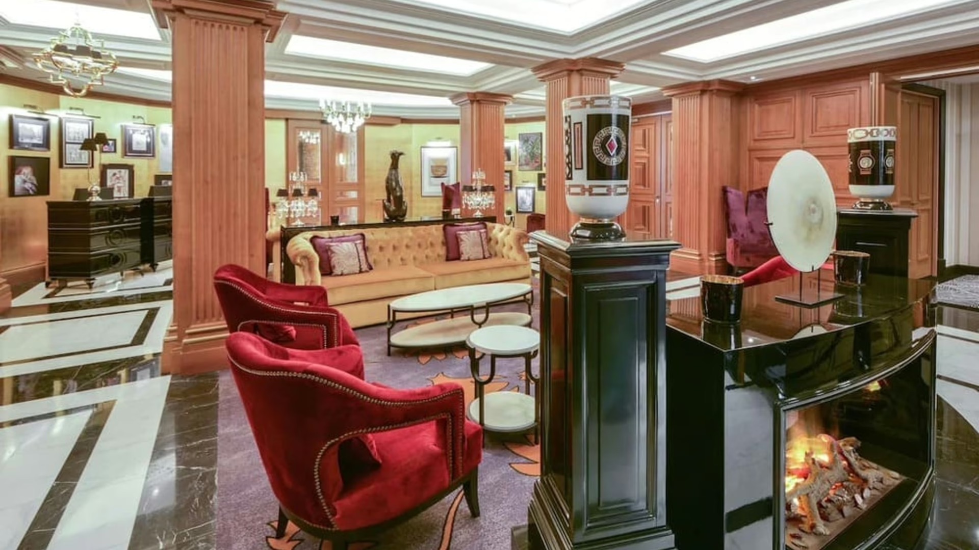 Elegant interieur van het restaurant tijdens de avond